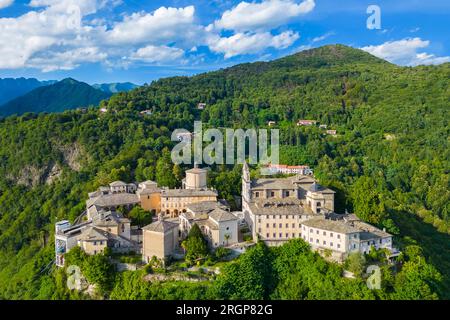 Vue aérienne du mont Sacro de Varallo Sesia, district de Vercelli, Piémont, Italie, Europe. Banque D'Images