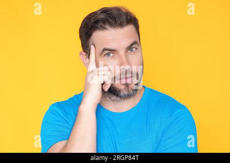 Homme avec confusion expression de visage ayant des doutes. Homme attentionné. Portrait d'un homme sérieux et réfléchi. Beau et attentionné Banque D'Images