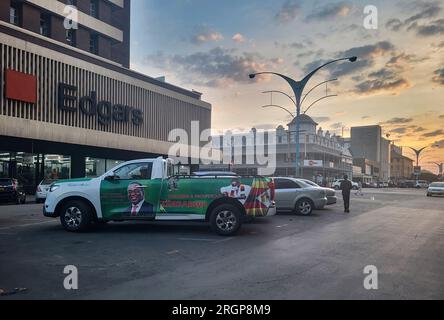 Bulawayo, Zimbabwe. 2 juillet 2023. Voiture 4WD montrant le candidat ZANU PF, Emmerson D. Mnangagwa. Banque D'Images