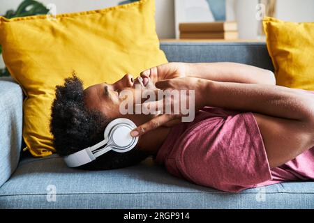 Portrait latéral d'un homme détendu écoutant de la musique Banque D'Images