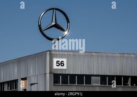 Kassel, Allemagne. 11 août 2023. Le logo Mercedes-Benz est visible sur le bâtiment principal. Une bombe aérienne à Kassel doit exploser. Crédit : Swen Pförtner/dpa/Alamy Live News Banque D'Images