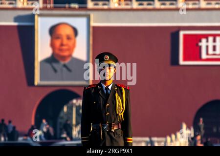 Garde cérémonielle de l'Armée rouge devant le portrait du président Mao, place Tiananmen, Pékin, Chine Banque D'Images