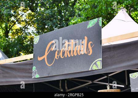 Neckargemund, Allemagne - mai 2023 : panneau indiquant 'cocktails' sur le camion de restauration de rue Banque D'Images