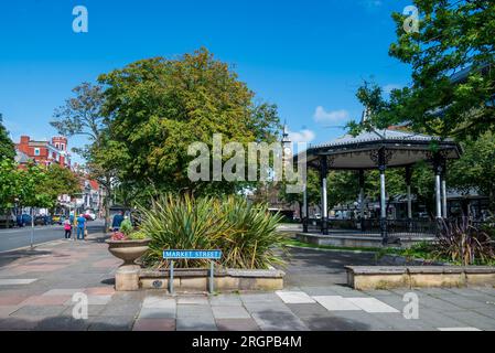 Rue principale à Southport avec le kiosque à musique. Banque D'Images