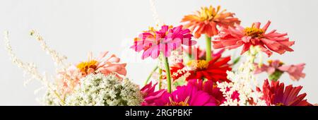 Bouquet d'été de Zinnia colorée, inflorescences d'oignon et brins de menthe, bouquet de fleurs sur la table près du mur, décoration de la maison Banque D'Images