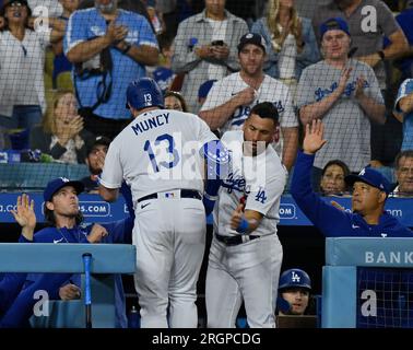 Los Angeles, États-Unis. 10 août 2023. Los Angeles Dodgers Max Muncy célèbre avec David Peralta après avoir frappé un circuit en solo au large des Colorado Rockies en commençant le lanceur Ty Blach lors de la septième manche au Dodgers Stadium de Los Angeles le jeudi 10 août 2023. Photo de Jim Ruymen/UPI crédit : UPI/Alamy Live News Banque D'Images