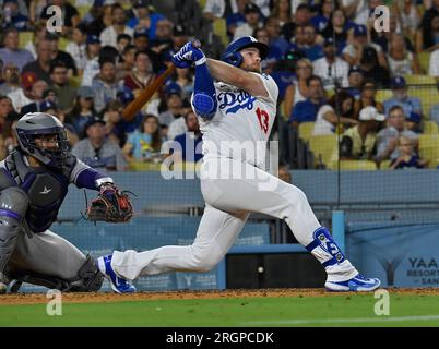 Los Angeles, États-Unis. 10 août 2023. Los Angeles Dodgers Max Muncy frappe un home run en solo au large des Colorado Rockies en commençant le lanceur Ty Blach lors de la septième manche au Dodgers Stadium de Los Angeles le jeudi 10 août 2023. Photo de Jim Ruymen/UPI crédit : UPI/Alamy Live News Banque D'Images