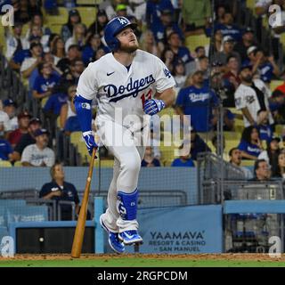 Los Angeles, États-Unis. 10 août 2023. Los Angeles Dodgers Max Muncy frappe un home run en solo au large des Colorado Rockies en commençant le lanceur Ty Blach lors de la septième manche au Dodgers Stadium de Los Angeles le jeudi 10 août 2023. Photo de Jim Ruymen/UPI crédit : UPI/Alamy Live News Banque D'Images