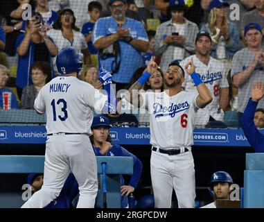 Los Angeles, États-Unis. 10 août 2023. Los Angeles Dodgers Max Muncy célèbre avec David Peralta après avoir frappé un circuit en solo au large des Colorado Rockies en commençant le lanceur Ty Blach lors de la septième manche au Dodgers Stadium de Los Angeles le jeudi 10 août 2023. Photo de Jim Ruymen/UPI crédit : UPI/Alamy Live News Banque D'Images