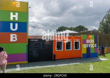 Edimbourg, Écosse - 6 août 2023 : The Box Office et spectacles disponibles et vendus au Underbelly's Circus Hub on the Meadows. Festival d'Édimbourg F Banque D'Images