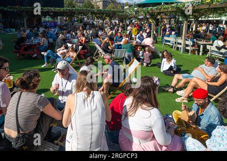 Les amateurs de loisirs dans les jardins George Square, dans le centre-ville d'Édimbourg, où il y a des salles de spectacles et des concessions de nourriture et de boissons. Edinburgh Festival Fringe Banque D'Images