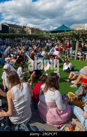 Les amateurs de loisirs dans les jardins George Square, dans le centre-ville d'Édimbourg, où il y a des salles de spectacles et des concessions de nourriture et de boissons. Edinburgh Festival Fringe Banque D'Images