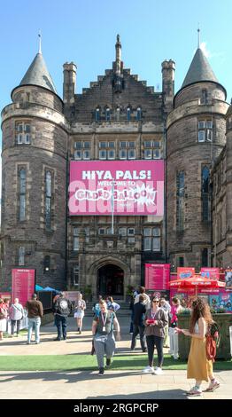 Les amateurs de franges à l'extérieur de la salle Gilded Balloon Teviot pour le Festival Fringe d'Édimbourg. Gilded Balloon est une société basée à Édimbourg qui est l'un des m Banque D'Images