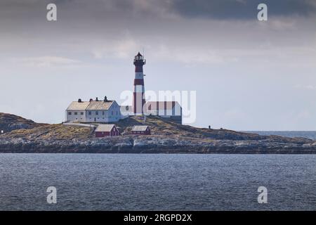 Le phare de Landegode, construit en 1902, est situé sur la petite île de Eggløysa, à 18 km au nord de Bodø, en Norvège. 4 mai 2023. Banque D'Images