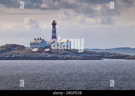 Le phare de Landegode, construit en 1902, est situé sur la petite île de Eggløysa, à 18 km au nord de Bodø, en Norvège. 4 mai 2023. Banque D'Images