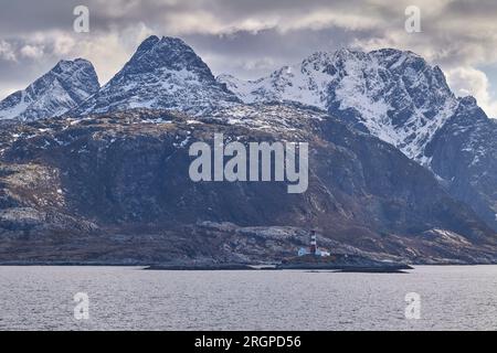 Le phare de Landegode, construit en 1902, est situé sur la petite île de Eggløysa, à 18 km au nord de Bodø, en Norvège. 4 mai 2023. Banque D'Images