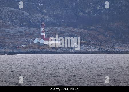 Le phare de Landegode, construit en 1902, est situé sur la petite île de Eggløysa, à 18 km au nord de Bodø, en Norvège. 4 mai 2023. Banque D'Images