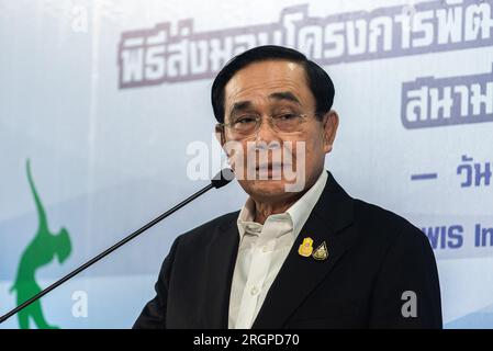 Samut Prakarn, Thaïlande. 11 août 2023. Le Premier ministre intérimaire de Thaïlande, Prayut Chan-O-Cha, s’adresse aux médias lors de la cérémonie d’ouverture de la salle de patinage sur glace Green Energy au centre commercial de Samut Prakarn. Près de 3 mois que Prayut Chan-O-Cha a été nommé Premier ministre intérimaire de Thaïlande après la fin des élections générales en Thaïlande le 14 mai, parce que les partis politiques n'ont pas été en mesure de former un nouveau gouvernement avec succès. Crédit : SOPA Images Limited/Alamy Live News Banque D'Images