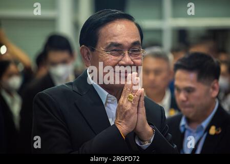 Samut Prakarn, Thaïlande. 11 août 2023. Premier ministre intérimaire de Thaïlande, Prayut Chan-O-Cha vu lors de la cérémonie ouverte de la salle de patinage sur glace Green Energy au centre commercial de Samut Prakarn. Près de 3 mois que Prayut Chan-O-Cha a été nommé Premier ministre intérimaire de Thaïlande après la fin des élections générales en Thaïlande le 14 mai, parce que les partis politiques n'ont pas été en mesure de former un nouveau gouvernement avec succès. Crédit : SOPA Images Limited/Alamy Live News Banque D'Images