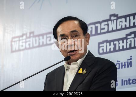 Samut Prakarn, Thaïlande. 11 août 2023. Le Premier ministre intérimaire de Thaïlande, Prayut Chan-O-Cha, s’adresse aux médias lors de la cérémonie d’ouverture de la salle de patinage sur glace Green Energy au centre commercial de Samut Prakarn. Près de 3 mois que Prayut Chan-O-Cha a été nommé Premier ministre intérimaire de Thaïlande après la fin des élections générales en Thaïlande le 14 mai, parce que les partis politiques n'ont pas été en mesure de former un nouveau gouvernement avec succès. Crédit : SOPA Images Limited/Alamy Live News Banque D'Images