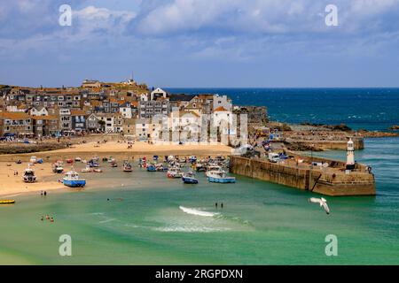 Vue vers le bas dans le pittoresque port de St Ives, Cornouailles, Angleterre, Royaume-Uni Banque D'Images