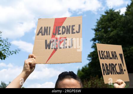 Femme avec pancarte soutenant le droit à l'avortement en Pologne. Manifestation de protestation contre la grève des femmes. ANI jednej więcej, signifie pas un de plus. Banque D'Images