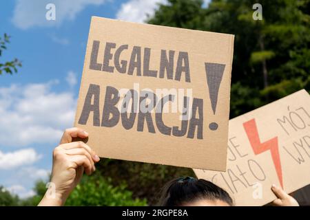 Manifestante avec pancarte soutenant le droit à l'avortement en Pologne. Manifestation de protestation contre la grève des femmes. Legalna aborcja, signifie avortement légal. Banque D'Images