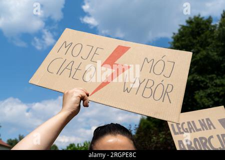 Femme avec pancarte soutenant le droit à l'avortement en Pologne. Manifestation de protestation contre la grève des femmes. Moje ciało, mój wybór est mon corps, mon choix. Banque D'Images