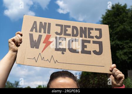 Femme avec pancarte soutenant le droit à l'avortement en Pologne. Manifestation de protestation contre la grève des femmes. ANI jednej więcej, signifie pas un de plus. Banque D'Images