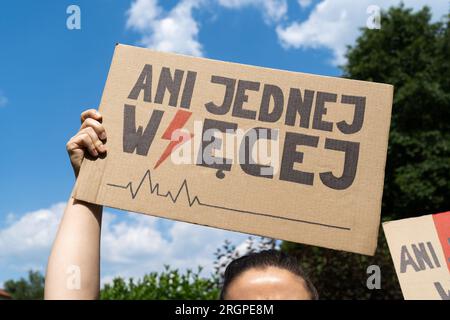 Femme avec pancarte soutenant le droit à l'avortement en Pologne. Manifestation de protestation contre la grève des femmes. ANI jednej więcej, signifie pas un de plus. Banque D'Images