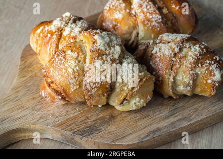 Pâte à polir traditionnelle fraîche avec garniture aux graines de pavot et noix. St. Croissant de Martin, Rogal marciński, świętomarciński. Nourriture populaire de Pologne. Banque D'Images