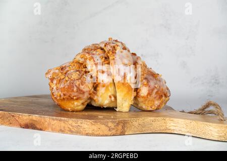 Pâte à polir traditionnelle fraîche avec garniture aux graines de pavot et noix. St. Croissant de Martin, Rogal marciński, świętomarciński. Nourriture populaire de Pologne. Banque D'Images