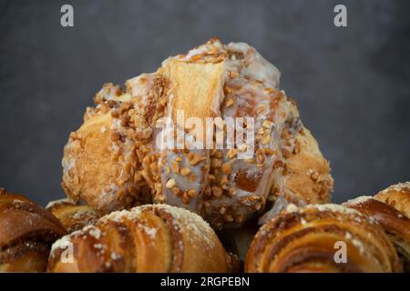 Pâte à polir traditionnelle fraîche avec garniture aux graines de pavot et noix. St. Croissant de Martin, Rogal marciński, świętomarciński. Nourriture populaire de Pologne. Banque D'Images