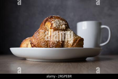 Pâte à polir traditionnelle fraîche avec garniture aux graines de pavot et noix. St. Croissant de Martin, Rogal marciński, świętomarciński. Nourriture populaire de Pologne. Banque D'Images