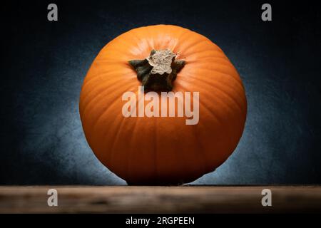 Citrouille orange avec tige coupée, automne ou automne nature morte. Banque D'Images