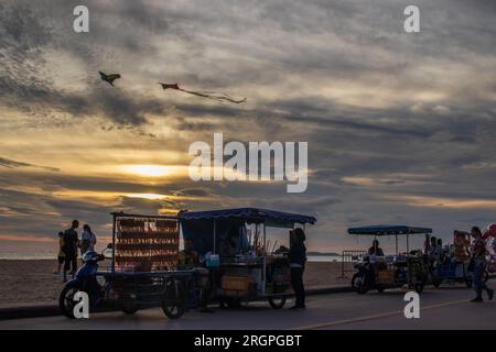 Stands de nourriture de rue mobile thaïlandaise sur la plage de Jomtien en Thaïlande Asie Banque D'Images