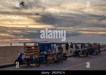 Stands de nourriture de rue mobile thaïlandaise sur la plage de Jomtien en Thaïlande Asie Banque D'Images