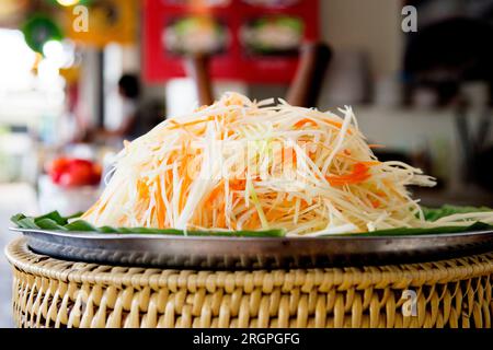 Salade traditionnelle thaïlandaise de papaye verte dans un stand de Street food à Bangkok. Banque D'Images
