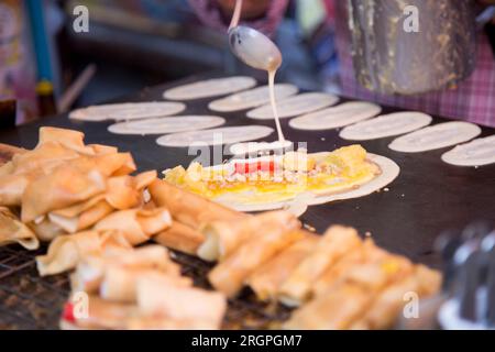 Khanom Buang, Crispy Thai Crêpes dans un stand de nourriture de rue à Bangkok, Thaïlande. Banque D'Images