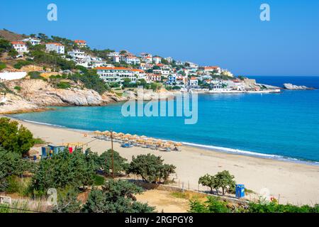 Charmant village de pêcheurs grec d'Armenistis dans un matin calme d'été. Port avec plage locale dans l'eau claire transparente à Ikaria, Grèce Banque D'Images