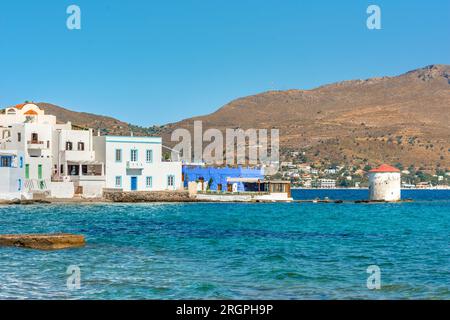 Village pittoresque d'Agia Marina, moulins à vent et château de Panteli sur l'île de Leros, Grèce Banque D'Images