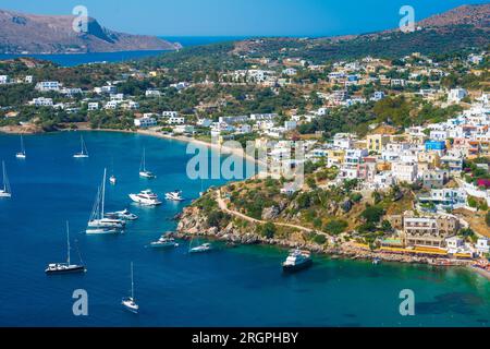 Village pittoresque d'Agia Marina, moulins à vent et château de Panteli sur l'île de Leros, Grèce Banque D'Images