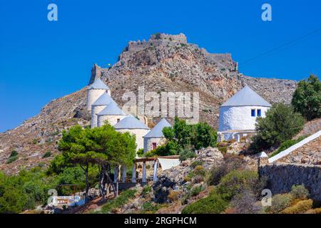 Village pittoresque d'Agia Marina, moulins à vent et château de Panteli sur l'île de Leros, Grèce Banque D'Images