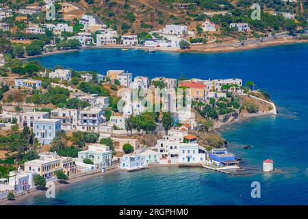 Village pittoresque d'Agia Marina, moulins à vent et château de Panteli sur l'île de Leros, Grèce Banque D'Images