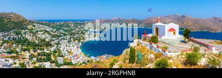 Village pittoresque d'Agia Marina, moulins à vent et château de Panteli sur l'île de Leros, Grèce Banque D'Images