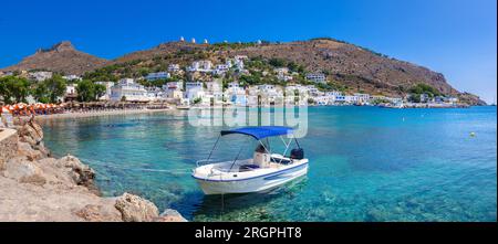 Village pittoresque d'Agia Marina, moulins à vent et château de Panteli sur l'île de Leros, Grèce Banque D'Images