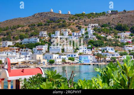 Village pittoresque d'Agia Marina, moulins à vent et château de Panteli sur l'île de Leros, Grèce Banque D'Images