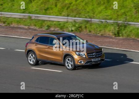 2018 beige Mercedes Benz GLA 200 Sport Premium D A ; voyageant à grande vitesse sur l'autoroute M6 dans le Grand Manchester, Royaume-Uni Banque D'Images