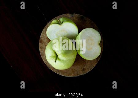 La goyave est l'un des fruits thaïlandais les plus communs que vous trouverez dans la rue. Il a à peu près la même taille qu'une pomme avec la peau vert clair, la pulpe blanche et TH Banque D'Images