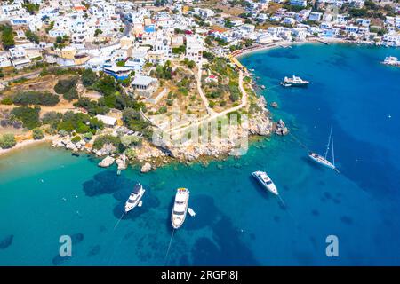 Village pittoresque d'Agia Marina, moulins à vent et château de Panteli sur l'île de Leros, Grèce Banque D'Images